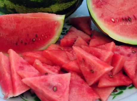 Yazın serinleten lezzeti karpuzda porsiyon uyarısı! Fazlası kan şekerini yükseltebilir