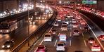 Kendini trafikte bulanlara dikkat;  AKOM, trafik yoğunluğunun yüzde 90'a ulaştığı uyarısında bulundu.