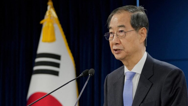 Başbakan Han Duck-soo Güney Kore'de istifa etti.