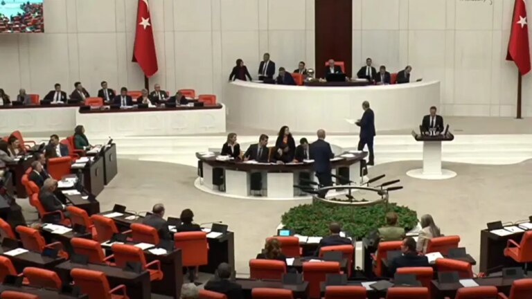 Büyük Ulusal Meclis'teki gerilim … Birlik askıya alındı: “Kanepeye bağırmayın, dışarı çık!” – Siyaset haberlerini kırmak