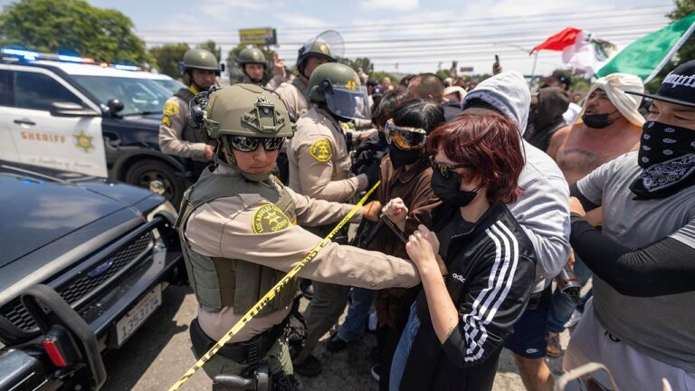 “Los Angeles protestocularının çoğu şiddet içeriyor”