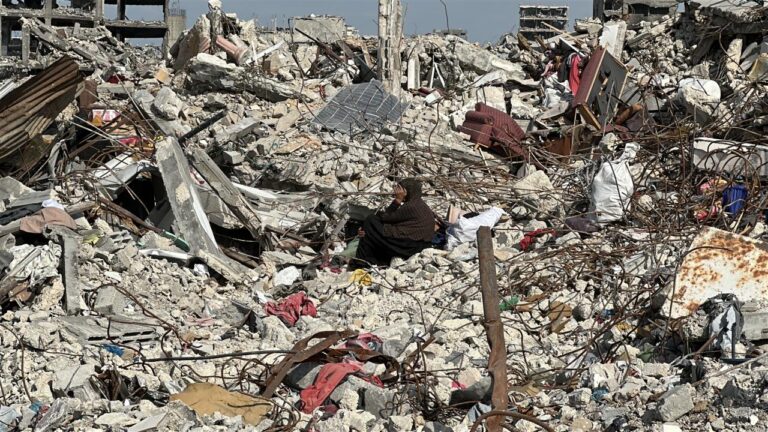 Gazze'deki İsrail saldırısında, enkazda kalan aynı aileden 14 kişi ulaşmaya çalışıyor.