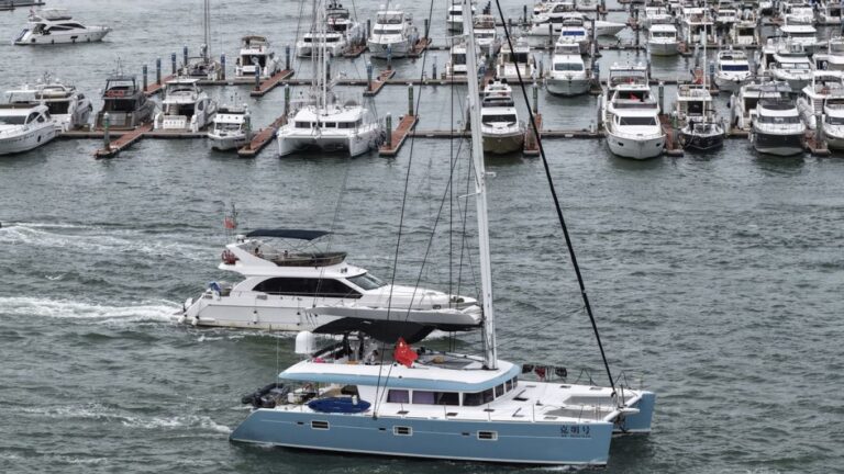 Kajiki ekibi dünyaya yaklaşırken Vietnam yüz binlerce insanı tahliye ederken