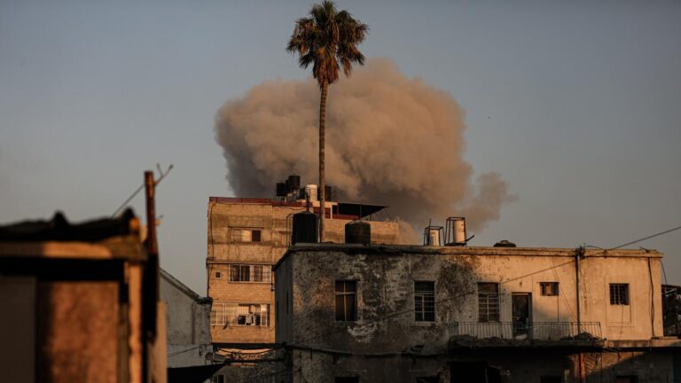 32 Filistinliler Gazze'deki İsrail saldırılarında hayatını kaybetti