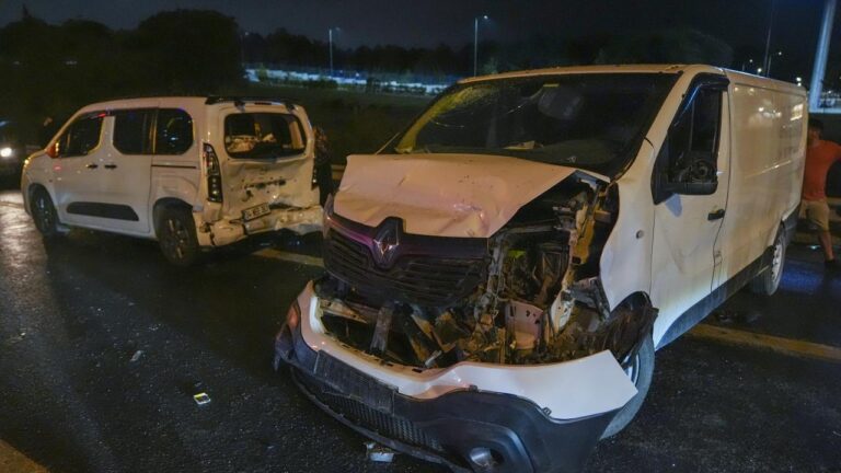 İstanbul'da zincirlenen 16 araç kazaya karıştı