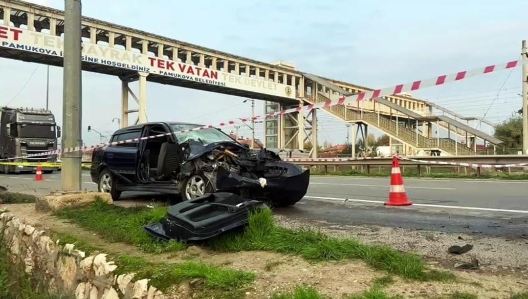 D-650'de park halindeki tıra çarpan otomobil hurdaya döndü: 1'i ağır, 3'ü yaralı, 2'si